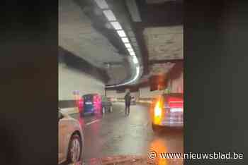 Levensgevaarlijke situatie in Belliardtunnel: man wandelt doodleuk op middelste rijvak