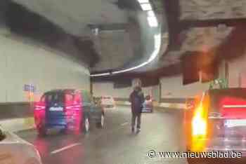 Levensgevaarlijke situatie: man wandelt doodleuk op middelste rijvak in drukke Belliardtunnel