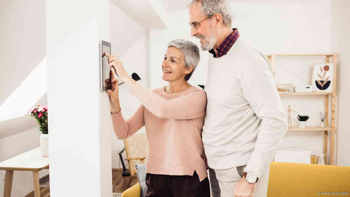 How to Convince Your Aging Parents to Use Home Security Devices     - CNET