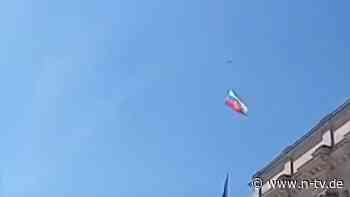 Trotz strikter Flugverbotszone: Drohne dreht mit russischer Flagge Runden am Reichstag