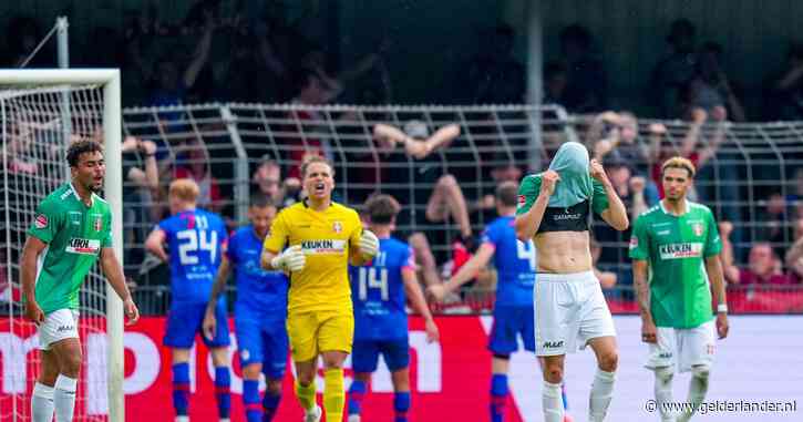 Drama voor FC Dordrecht: FC Emmen na goal in slotfase verrassend naar halve finales play-offs