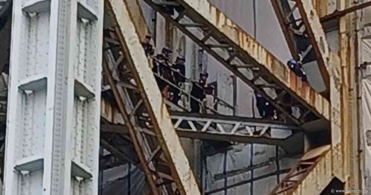 George Washington Bridge traffic: Police called after two climbers scale structure