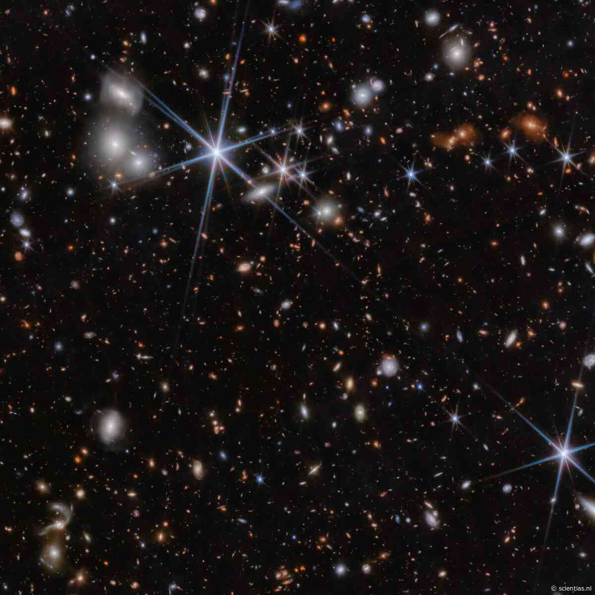 James Webb spot verste fusie ooit: twee zware zwarte gaten die amper 740 miljoen jaar na de oerknal bezig zijn om samen te smelten