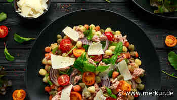Im bunten Salat mit Thunfisch und Tomaten kommen Mini-Gnocchi ganz groß raus