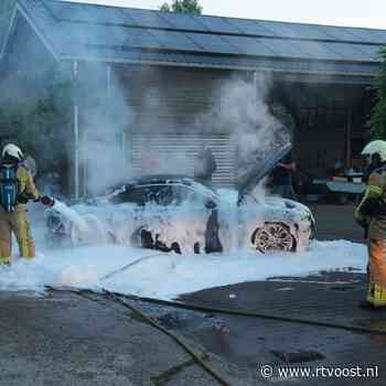 112 Nieuws: Jongeren trekken brandende auto weg bij een huis met rieten dak in Staphorst  | Ook autobranden in Deventer en Zwolle