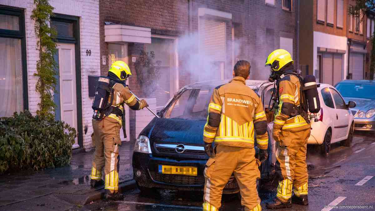 112-nieuws: autobrand Roosendaal • man rijdt in op agenten