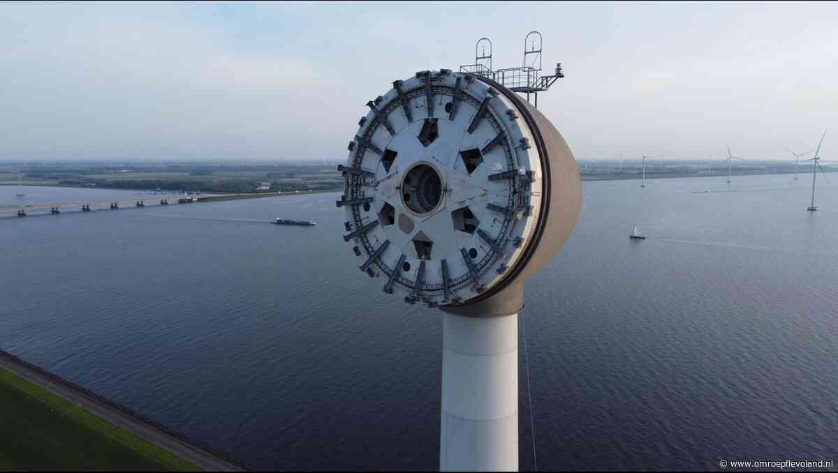 Noordoostpolder - Waarom deze enorme windturbine naast de Ketelbrug een tijdlang wiekloos was