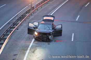 Schwerer Unfall in Bielefeld: Mietwagen zerstört und geflüchtet