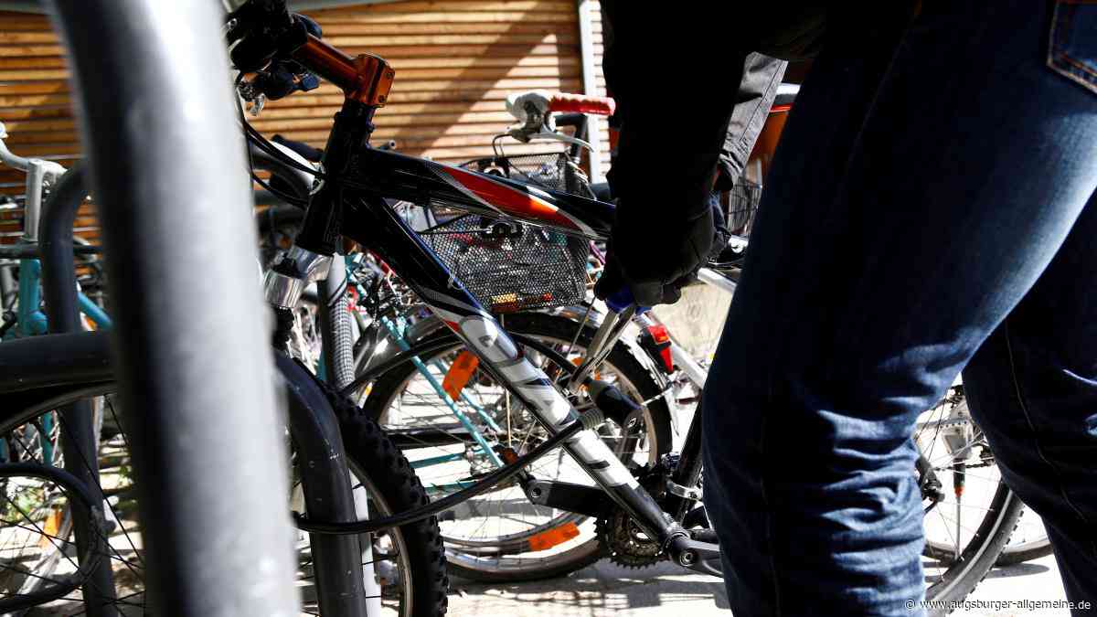 Fahrrad wird an der Haltestelle Schule in Landsberg gestohlen