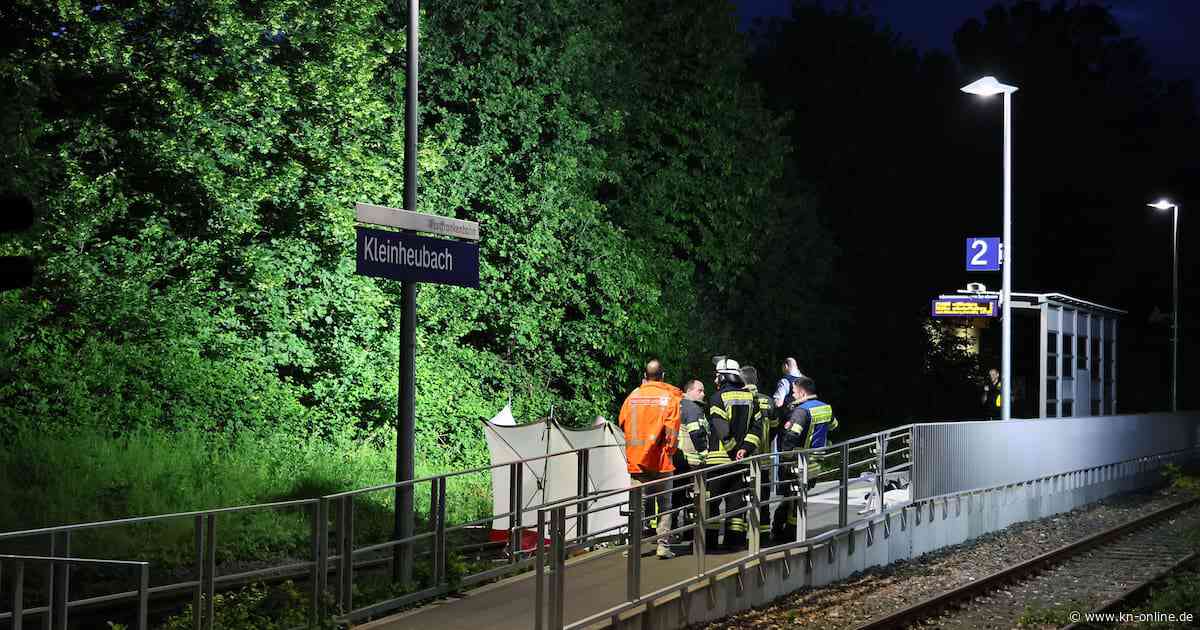 Tödliches Unglück in Bayern: Zwei Männer fallen zwischen Waggons eines heranfahrenden Zugs