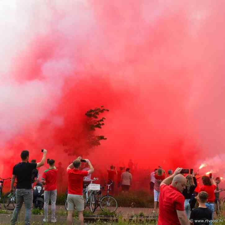 Supporters zwaaien massaal spelersbus FC Twente uit en veel politie in Zwolle