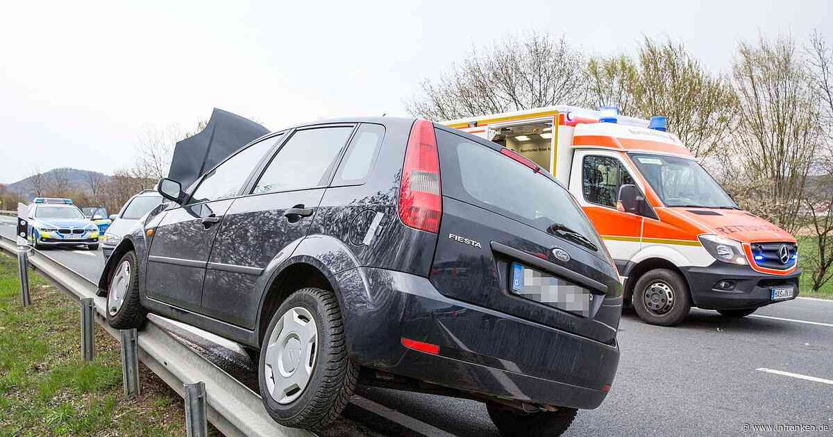 Auf A73 bei Bamberg von der Fahrbahn abgekommen: Autofahrer (20) reißt sich bei Unfall Ölwanne auf
