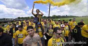 Duizenden Vitesse-supporters lopen zingend, trommelend en met fakkels van stad naar GelreDome