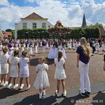 120 pinksterbruidjes dansen op hun traditionele dans in Borne
