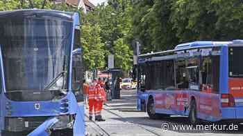 Tram und Linienbus krachen ineinander: Feuerwehr spricht von zehn „teils schwer“ Verletzten