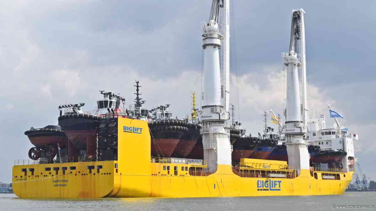 Fotoreportage: Megaschip Happy Star van BigLift vaart Rotterdam binnen met tien sleepboten aan boord