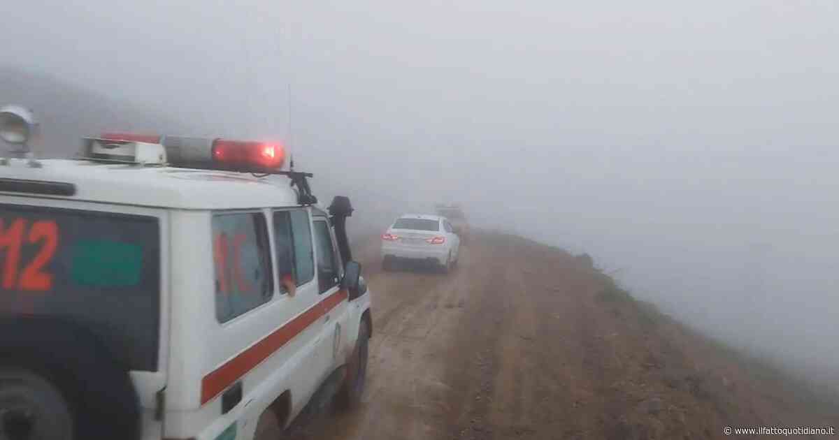 Iran, decine di soccorritori lavorano alle ricerche dell’elicottero del presidente Raisi: la zona coperta da una fitta coltre di nebbia