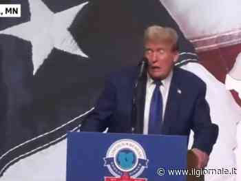 "Il palco tende a sinistra..": così Trump rischia la gaffe durante il comizio