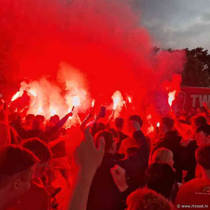 Spelersbus FC Twente massaal onthaald door supporters na behalen voorronde Champions League