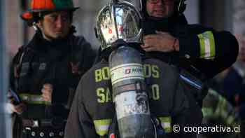La Pintana: Incendio afectó a dos bodegas y dejó a un bombero lesionado