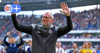 Holstein Kiel: Spieler und Fans feiern in Hannover weinenden Uwe Stöver