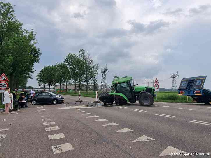 Tractor verliest wiel na botsing met auto
