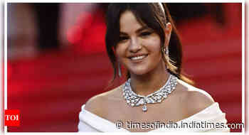 Selena receives 12 min standing ovation at Cannes