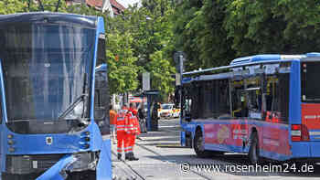 Zehn Menschen zum Teil schwer verletzt: Zusammenstoß von Tram und Linienbus