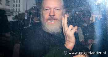 Op de foto’s ziet hij er netjes en ernstig uit, achter de schermen eet Assange spaghetti met zijn handen