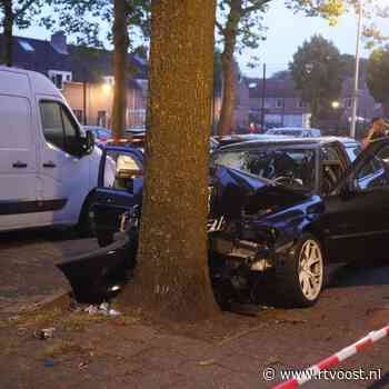 112 Nieuws: Automobiliste rijdt met drank op tegen boom in Zwolle , twee gewonden
