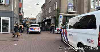 Hevige rellen bij Korenmarkt na wedstrijd tussen Vitesse en Ajax: agenten belaagd, twee arrestaties