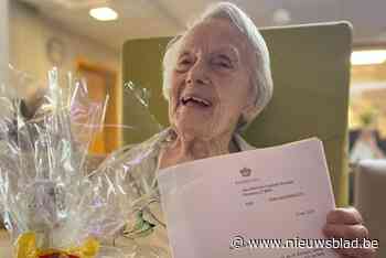 Jarige Lucienne (102) krijgt geschenk van koningspaar