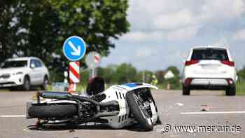 Mitsubishi und Motorrad krachen zusammen: Biker bei Unfall lebensgefährlich verletzt