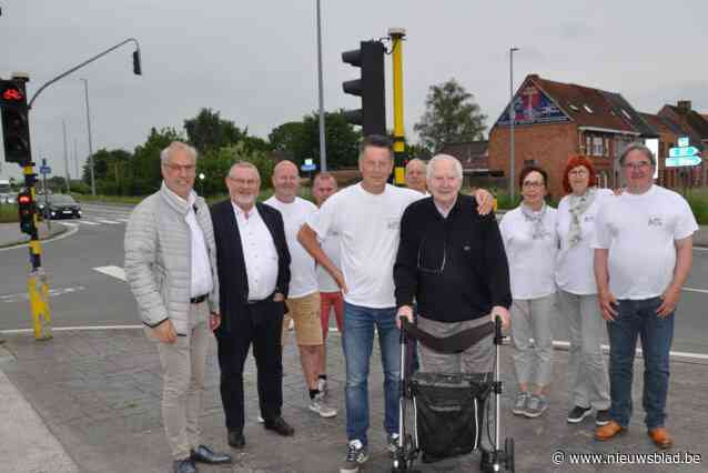 Zilveren jubileum verkeerslichten aan voormalig dodelijk kruispunt gevierd met oud-burgemeester als ‘held’: “Een deelname aan de carnavalsstoet, gaf de doorslag”