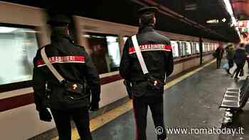 Un uomo armato di coltello nella metro di Roma: ha tentato di colpire una guardia giurata