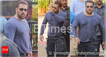 Salman casts his vote just before closing time
