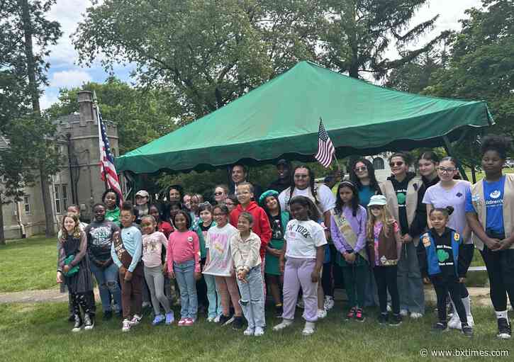 Girl Scouts honor veterans at Bronx’s Woodlawn Cemetery 