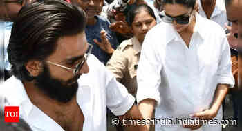 Deepika flaunts her baby bump for the first time