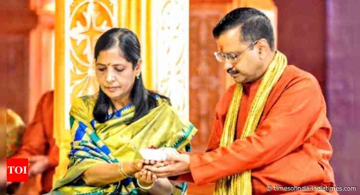 'Jhansi ki rani': Kejriwal's special pitch for wife Sunita amid election campaign