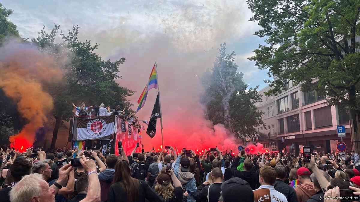 FC St. Pauli: Fans brennen vor Aufstiegsfeier Feuerwerk ab