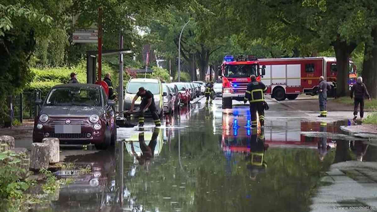 Nach Starkregen: Straße in Eidelstedt steht 30 cm unter Wasser