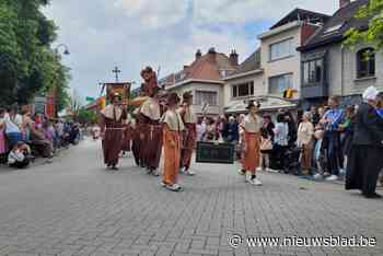 Sint-Leonardusprocessie brengt heel veel en bekend volk op de been in Sint-Lenaarts