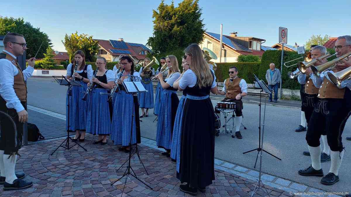 Musikkapelle überrascht Gemeinderat Igling bei seiner Sitzung