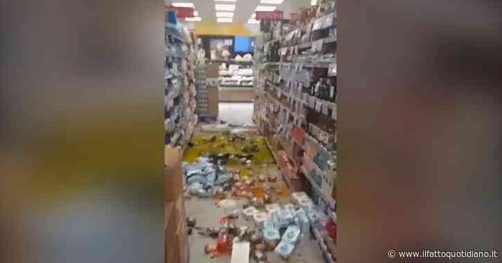 Terremoto ai Campi Flegrei, caos in un supermercato a Pozzuoli: merce a terra e corsie a soqquadro – Le immagini