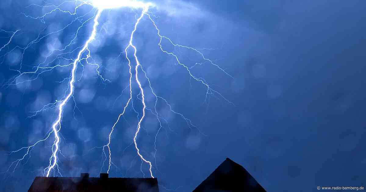 Vier Menschen in Lebensgefahr nach Blitzeinschlag