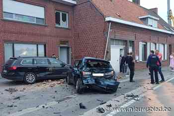 BMW-bestuurder richt ravage aan: twee geparkeerde wagens en woning lopen schade op