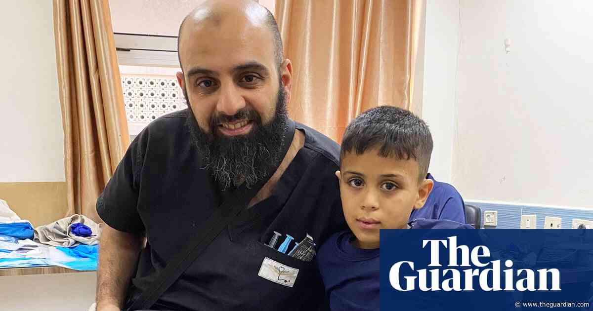 Australian doctor trapped in Gaza hospital begs government to evacuate medical team