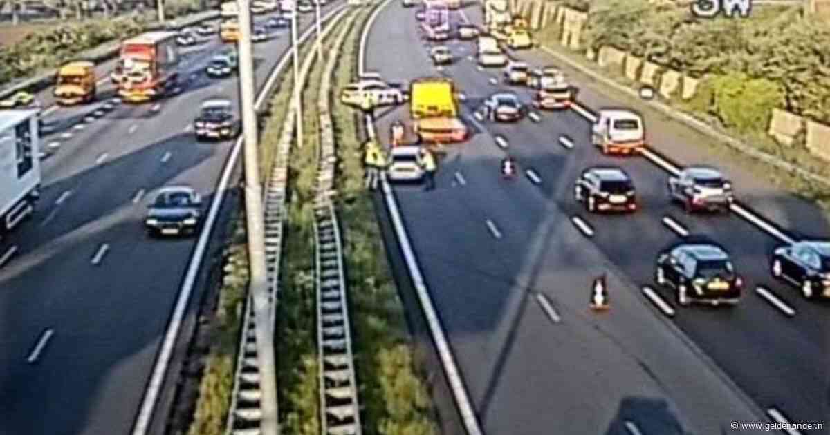 Ongeval met meerdere voertuigen op A50 bij Valburg: vertraging neemt af