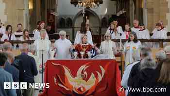 Thirty years of female priests 'has enriched church'