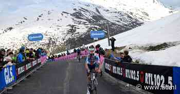 LIVE Giro d’Italia | Noodkreet renners vanwege vrieskou en sneeuw: haal afdaling Umbrail uit rit